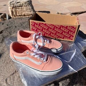 ⬇️Vans NWT Women’s Sneakers WARD Canvas Size 6 Color Tropical Peach (Kohl’s)